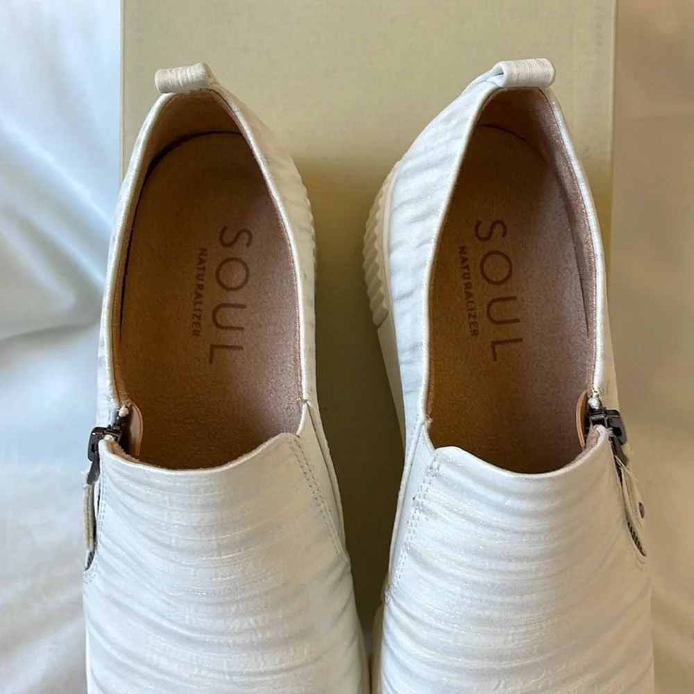 SOUL Naturalizer Slip-On White Metallic Sneakers Sz 10